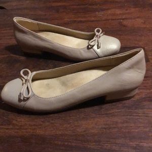 Women’s 7.5 nvr wrn naturalizer flats.